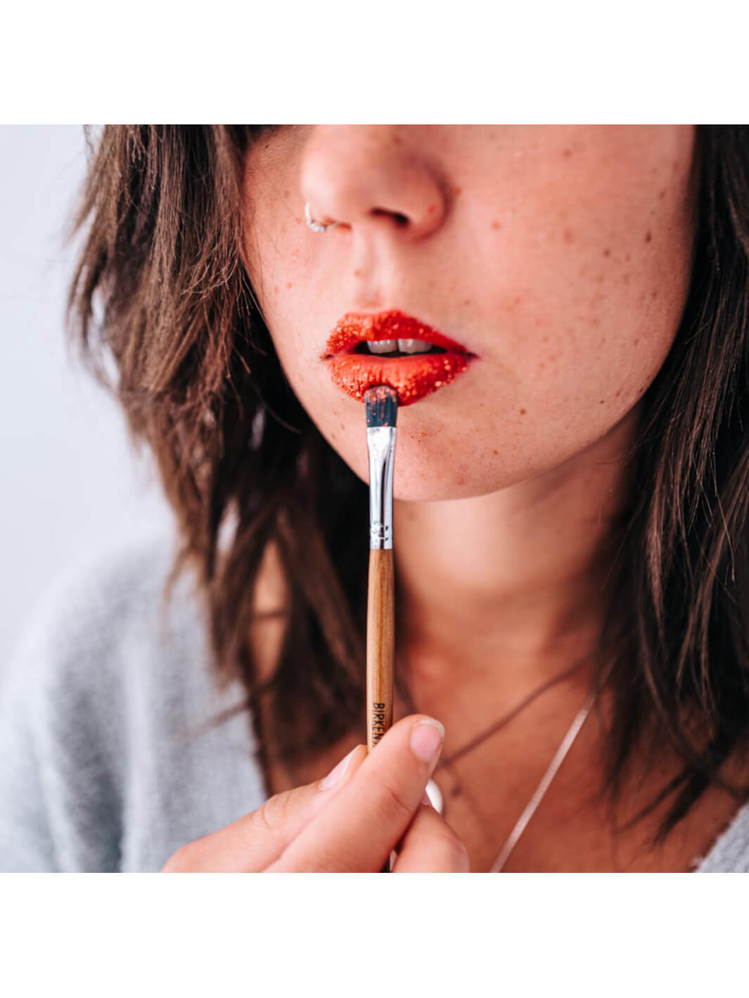 Anwendung Birkenspanner Glitzerpinsel Lippen 